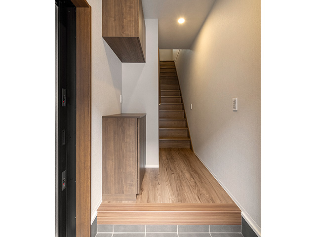 愛知県岩倉市の新築賃貸ガレージハウス/ビルトインガレージ付きメゾネット賃貸アパート「HC-G Iwakura」B棟玄関ホール