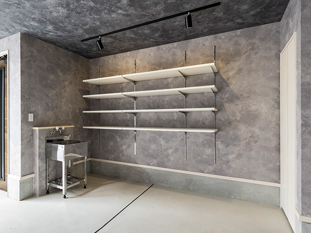 愛知県岩倉市の新築賃貸ガレージハウス「HC-G Iwakura」ガレージ内の棚