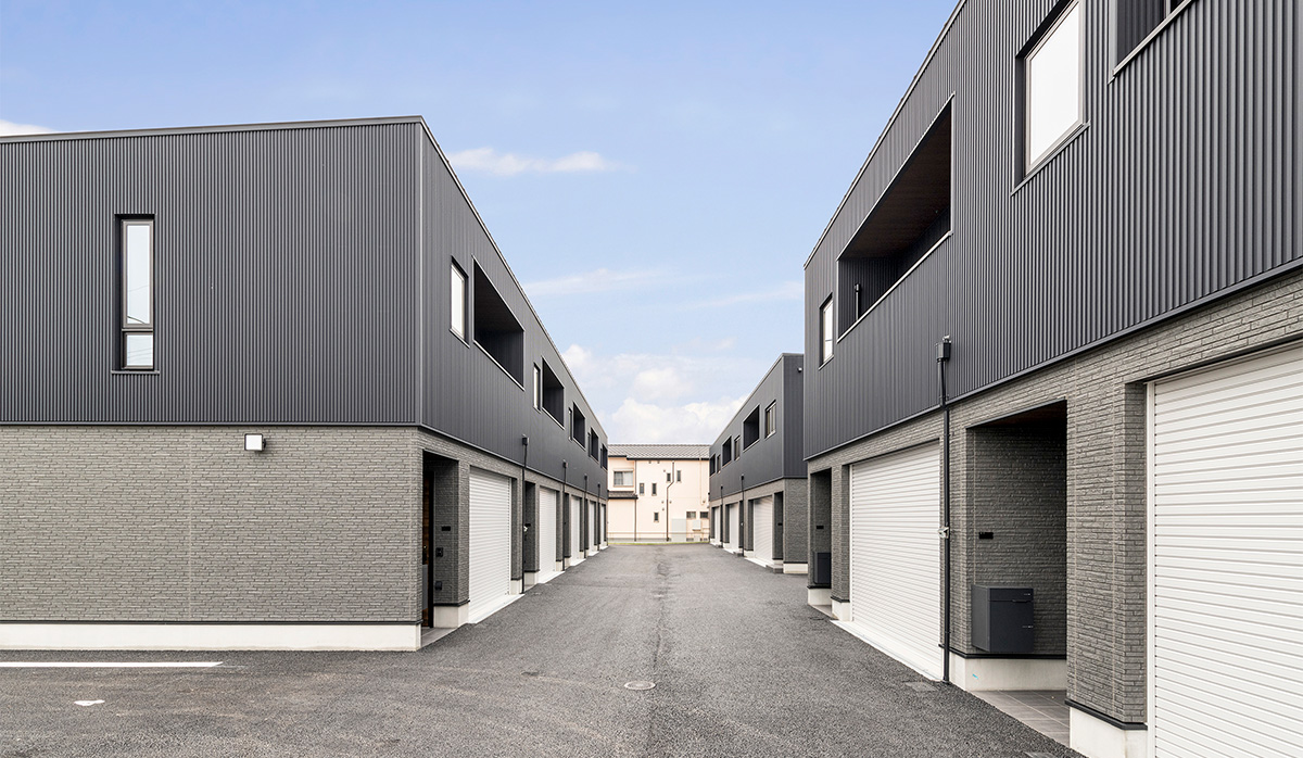 愛知県岩倉市の新築賃貸ガレージハウス/ビルトインガレージ付きメゾネット賃貸アパート「HC-G Iwakura」外観写真