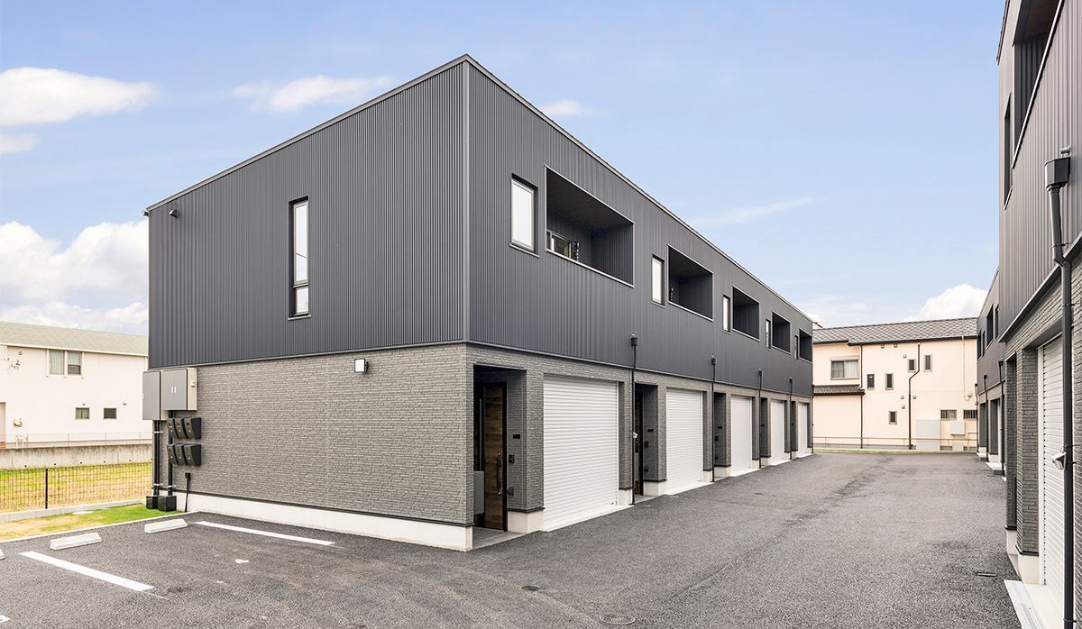 愛知県岩倉市の新築シャッター付きガレージハウス・メゾネット賃貸アパート「HC-G Iwakura」C棟外観写真