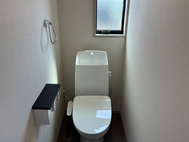 愛知県あま市の新築賃貸ガレージハウス/ビルトインガレージ付きメゾネット賃貸アパート「G+COLOR木田」B棟トイレ