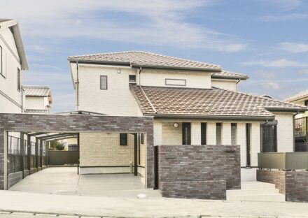 愛知県春日井市の塀と統一感のあるガレージ付き注文住宅の外観デザイン