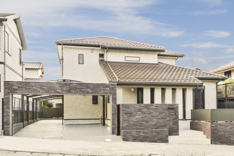 愛知県春日井市の塀と統一感のあるガレージ付き注文住宅の外観デザイン