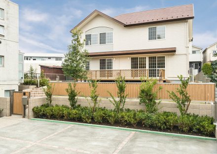 名古屋市名東区の植栽がきれいなウッドデッキのある注文住宅