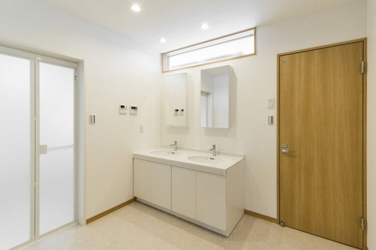名古屋市名東区の注文住宅の2つの洗面ボウルと鏡のある洗面台