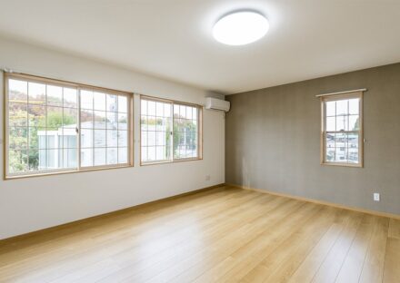 名古屋市名東区の注文住宅の格子の入った窓が特徴の洋室