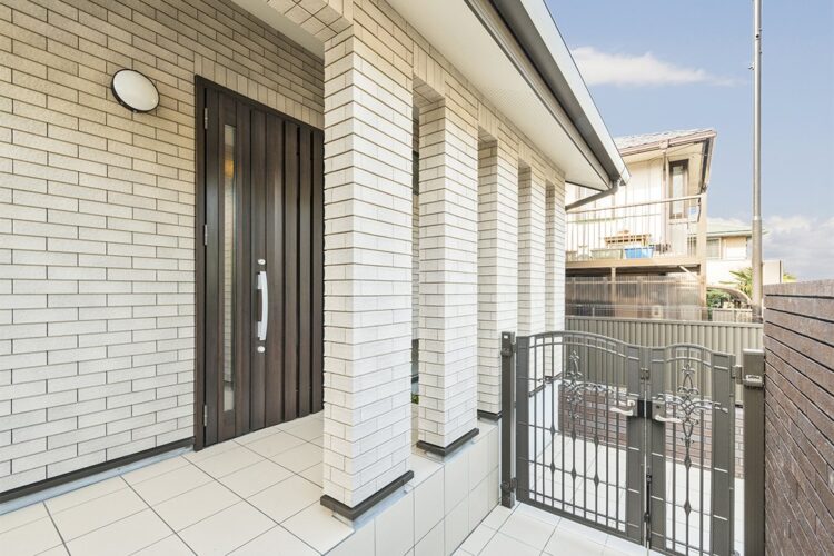 愛知県春日井市の注文住宅のタイルを使用した玄関アプローチ