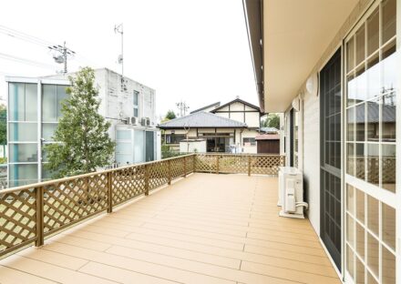 名古屋市名東区の注文住宅の庭からつながる開放感あるウッドデッキ