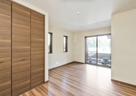 愛知県春日井市の注文住宅のきれいな庭が見える洋室