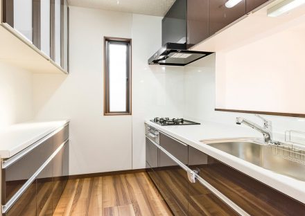 愛知県春日井市の注文住宅の作業スペースが広く取られたキッチン