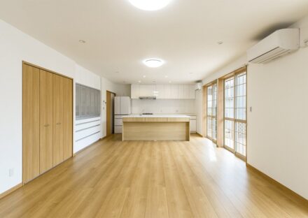 名古屋市名東区の注文住宅の明るい日差しが差し込むLDK