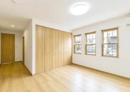 名古屋市名東区の注文住宅の窓が３つ並ぶ明るいクローゼット付洋室