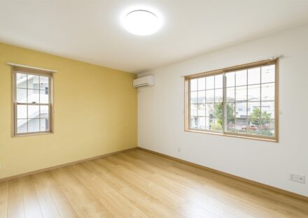 名古屋市名東区の注文住宅の格子の入った窓がある明るい洋室