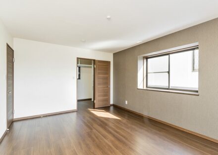 愛知県春日井市の注文住宅のウォークインクローゼットの付いた落ち着いた雰囲気の洋室