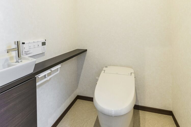 愛知県春日井市の注文住宅の手洗い場付きスタイリッシュなトイレ