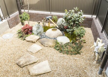 愛知県春日井市の注文住宅の手水鉢のある和風の美しいお庭