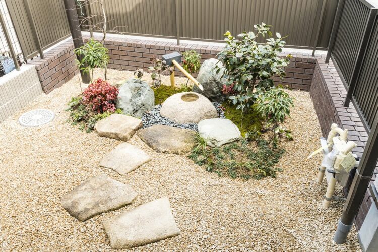 愛知県春日井市の注文住宅の手洗い鉢のある和風の美しいお庭