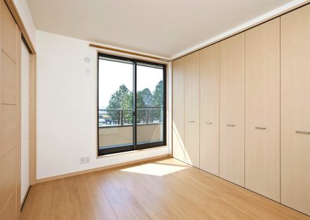 名古屋市緑区の注文住宅の壁一面がクローゼットの洋室