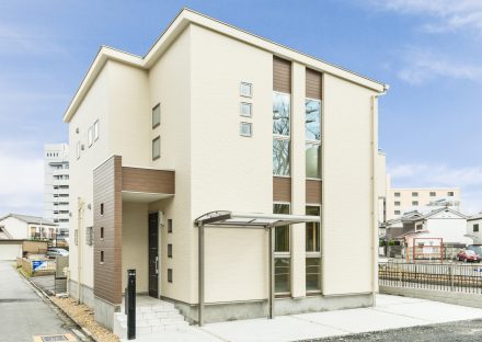 名古屋市北区の注文住宅のスクエアの窓がおしゃれな外観デザイン