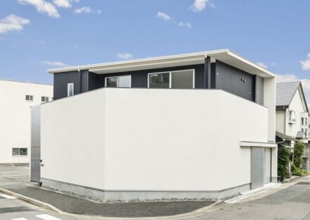 名古屋市千種区の注文住宅の白い壁とダークな建物がモダンなデザイン