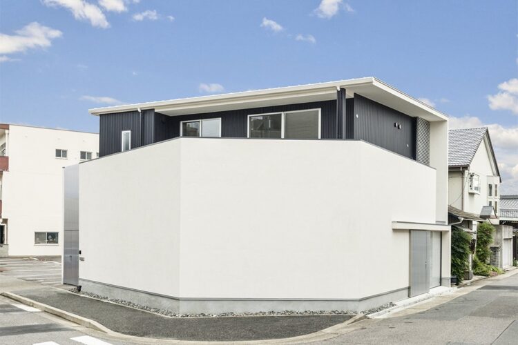 名古屋市千種区の注文住宅の白い壁とダークな建物がモダンなデザイン