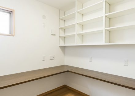 名古屋市北区の注文住宅の本が多く置ける棚付きの書斎の写真