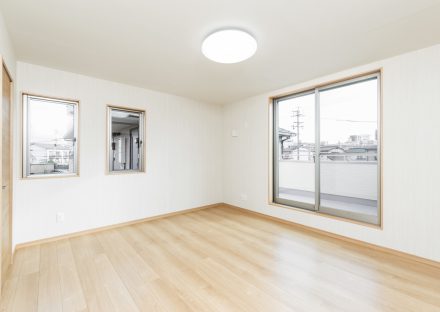 名古屋市北区の注文住宅のベランダのある明るいフローリングの洋室