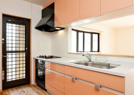 名古屋市緑区の注文住宅のパステルカラーの明るいキッチン