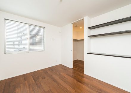 名古屋市千種区の注文住宅のウォークインクローゼットと棚付きの洋室