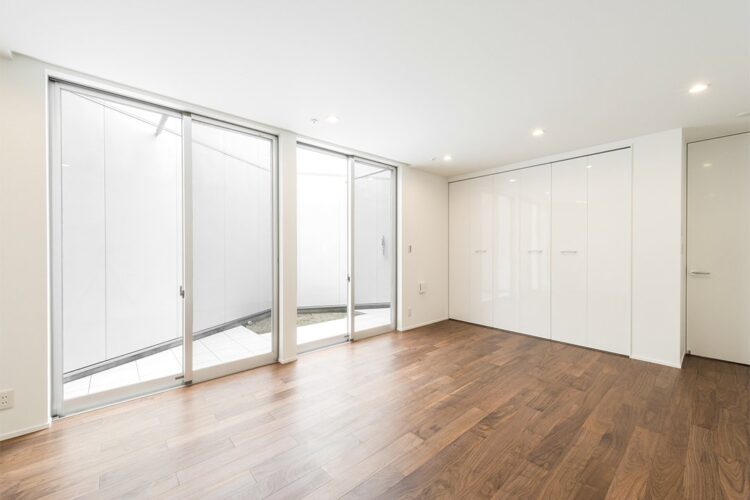 名古屋市千種区の注文住宅の光沢のある建具がおしゃれな洋室