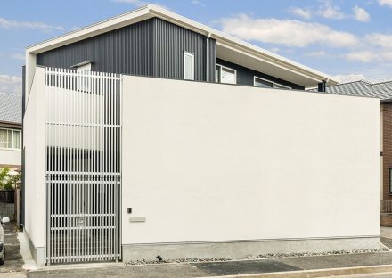 名古屋市千種区の注文住宅の高い塀のあるおしゃれな外観デザイン