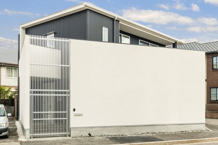 名古屋市千種区の注文住宅の高い塀のあるおしゃれな外観デザイン