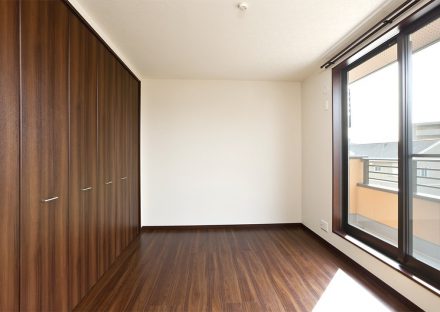 名古屋市緑区の注文住宅のベランダのあるクローゼット付き洋室