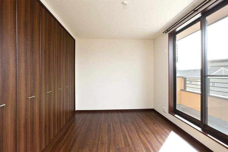 名古屋市緑区の注文住宅のベランダのあるクローゼット付き洋室