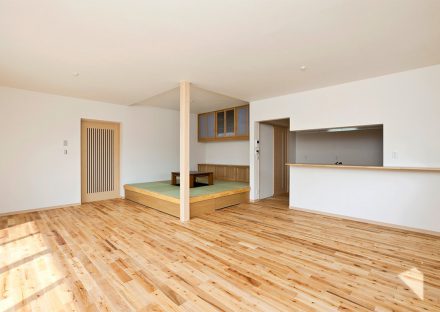 名古屋市緑区の注文住宅の広いLDKに畳コーナー