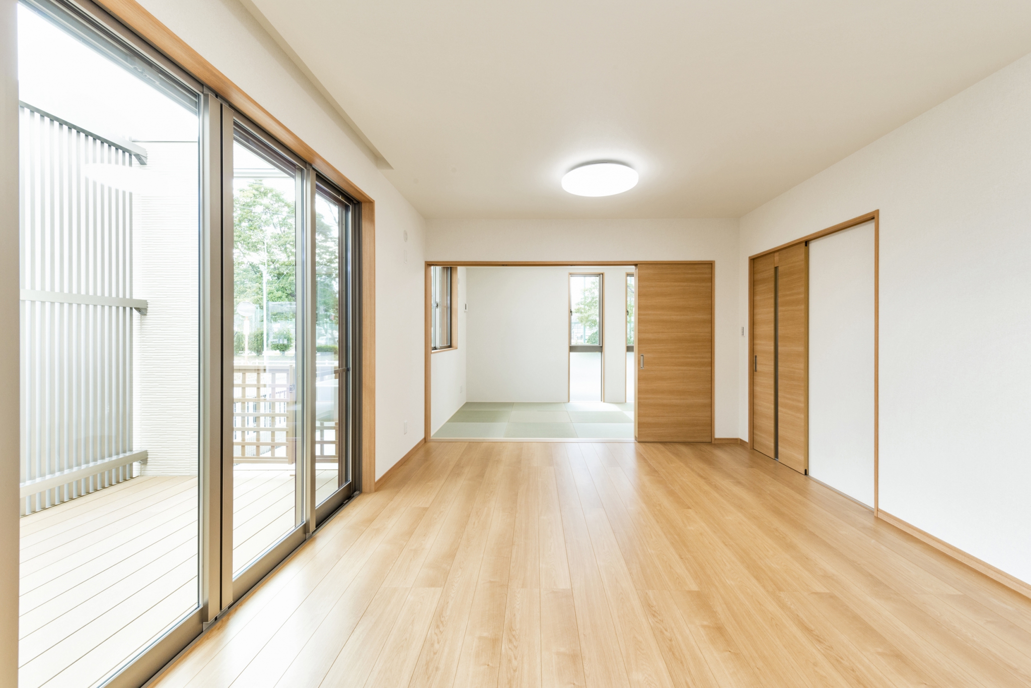 名古屋市北区の注文住宅のテラスに面した広くて明るいリビングダイニング＆和室