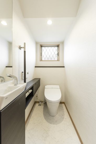名古屋市北区の注文住宅のおしゃれな窓＆手洗い場付きトイレ