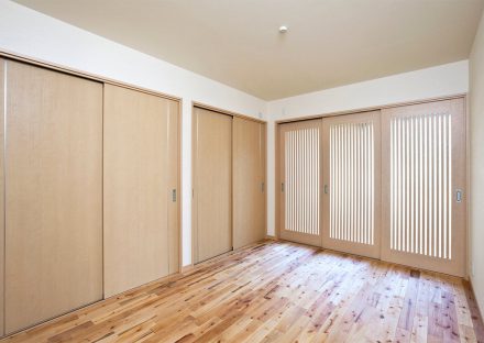 名古屋市緑区の注文住宅の縦格子の扉がおしゃれな洋室