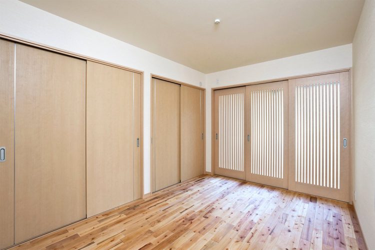 名古屋市緑区の注文住宅の縦格子の扉がおしゃれな洋室