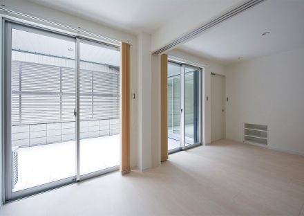 名古屋市千種区の鉄骨造3階建てデザイン注文住宅の陽射したっぷりの明るいお部屋