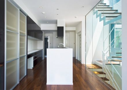 名古屋市千種区の鉄骨造3階建てデザイン注文住宅の収納たっぷりの明るいオープンキッチン