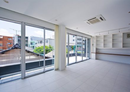 名古屋市千種区の鉄骨造3階建てデザイン注文住宅の大きなガラスが特徴　収納もある洋室