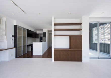 名古屋市千種区の鉄骨造3階建てデザイン注文住宅の収納も付いたシンプルモダンなリビングダイニング