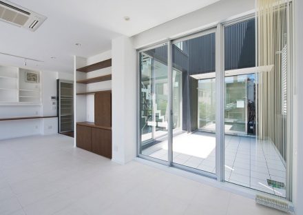 名古屋市千種区の鉄骨造3階建てデザイン注文住宅の木目がアクセントのモノトーンのLDK