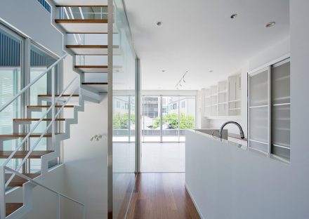 名古屋市千種区の鉄骨造3階建てデザイン注文住宅のスケルトンな稲妻階段と白を基調としたキッチン