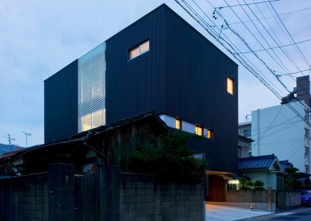 名古屋市千種区の鉄骨造3階建てデザイン注文住宅の人の目を引くシンボリックな建物デザイン住宅