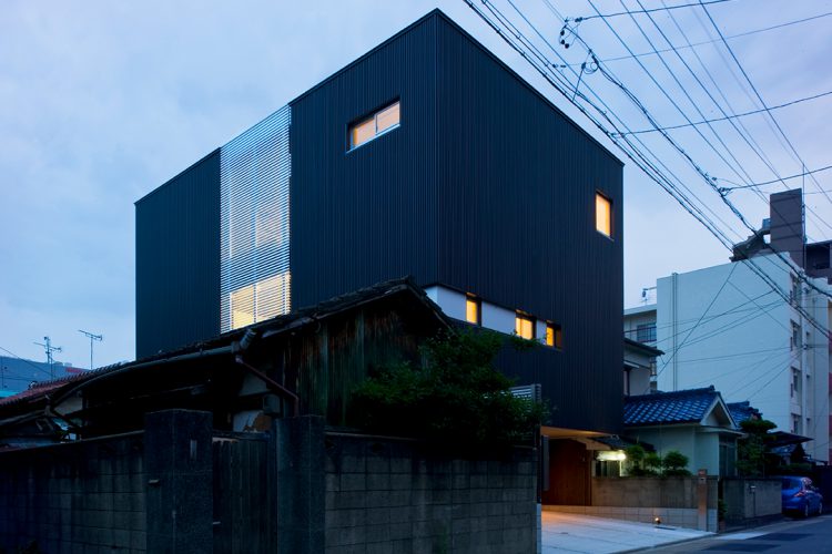 名古屋市千種区の鉄骨造3階建てデザイン注文住宅の人の目を引くシンボリックな建物デザイン住宅