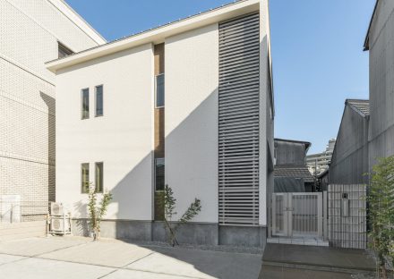 名古屋市北区の注文住宅のすっきりしたデザインの外観と玄関