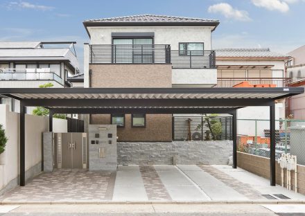 名古屋市南区の広い屋根付きのガレージのある注文住宅外観デザイン