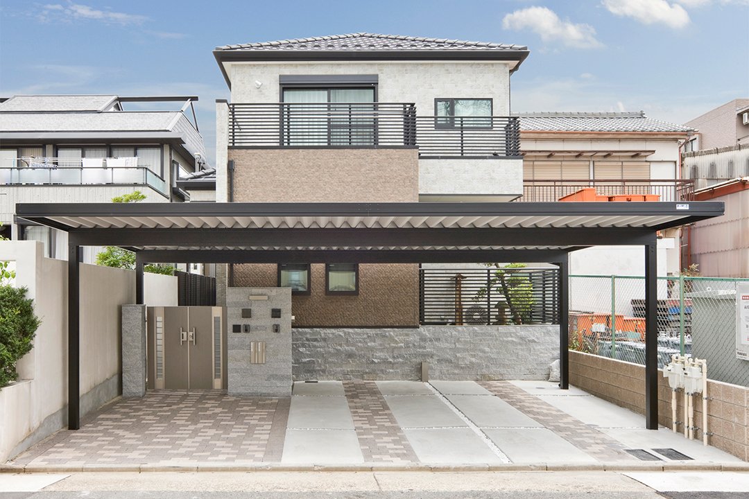 名古屋市南区の広い屋根付きのガレージのある注文住宅外観デザイン